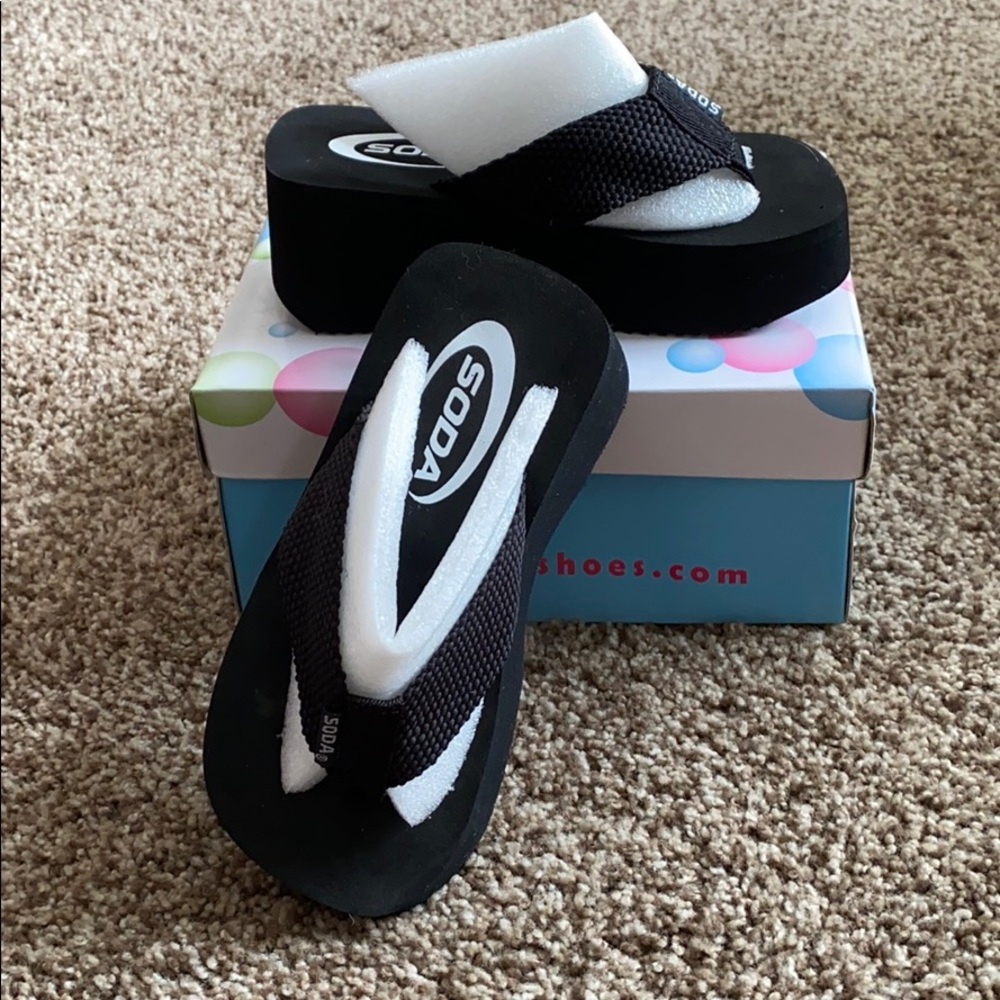 NIB Soda Youth Black Flip Flops